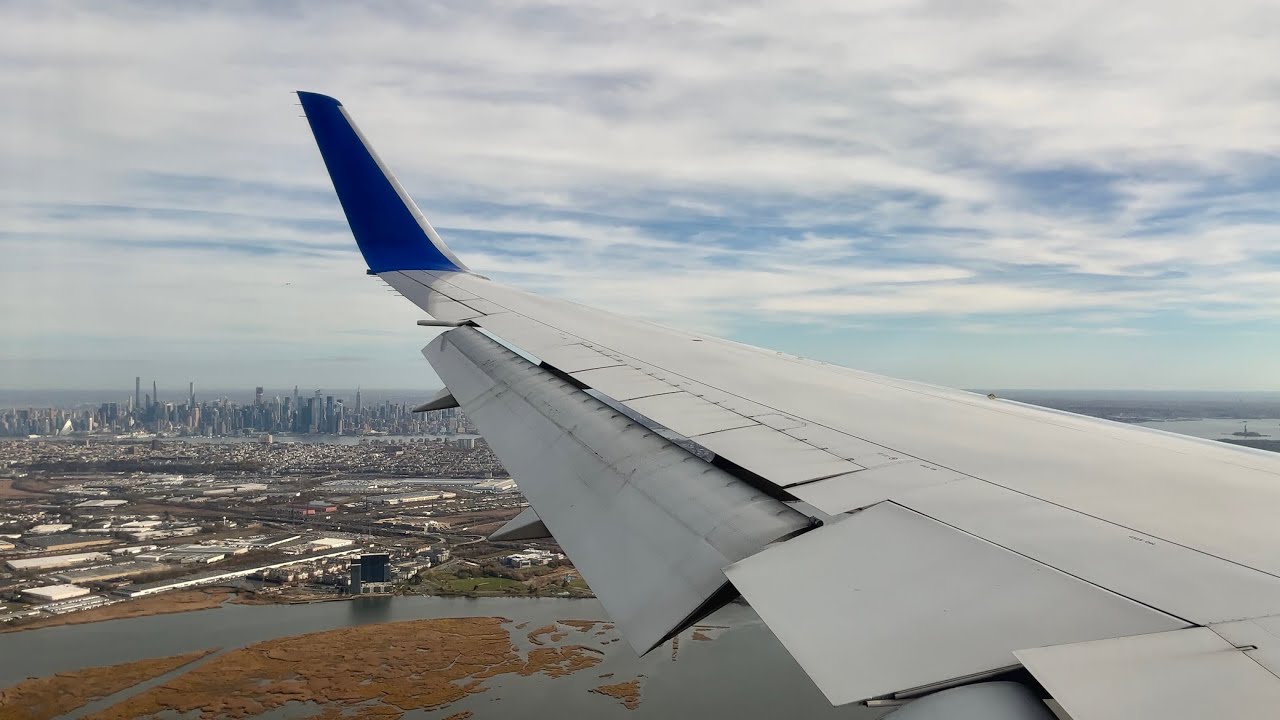 United Airlines Boeing 767-300ER NYC Skyline Landing at Newark Liberty | MAD-EWR