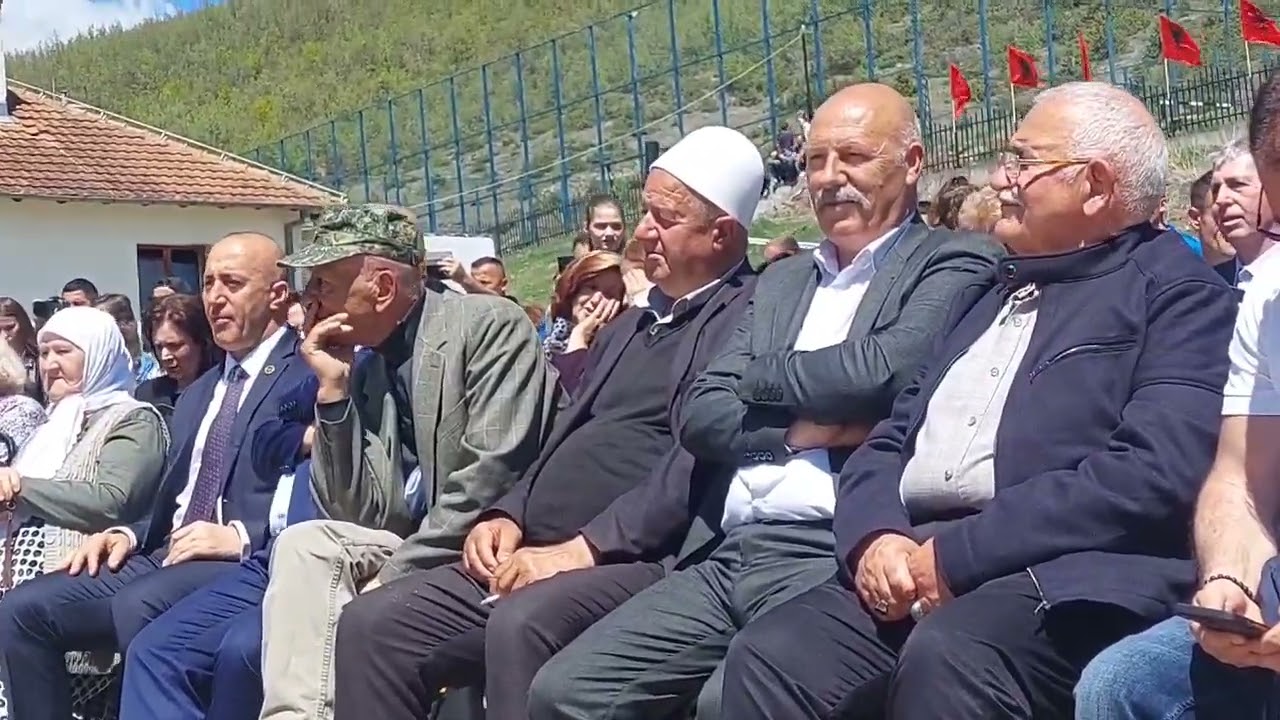 Drenoc -Rahovec ,pervjetori i daljes publike te UÇK 26 prill 1998  kenge nga Xhavit Makshana