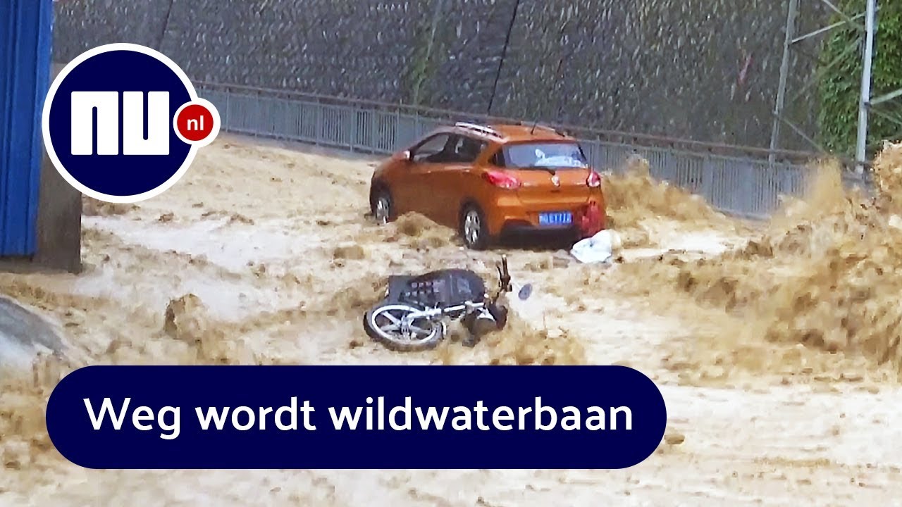 Auto's drijven door straten door overstromingen in China | NU.nl