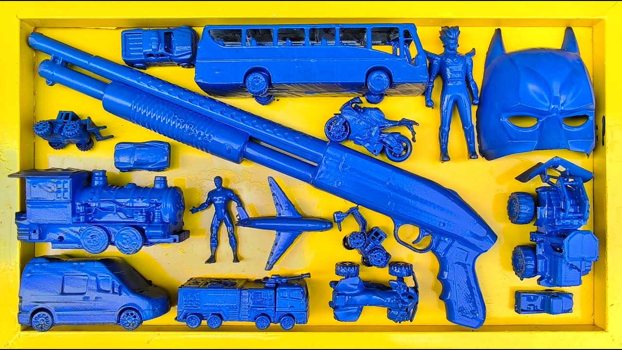 Membersihkan mainan mobil balap, bus telolet, dump truk, truk molen, mobil ambulance, helikopter