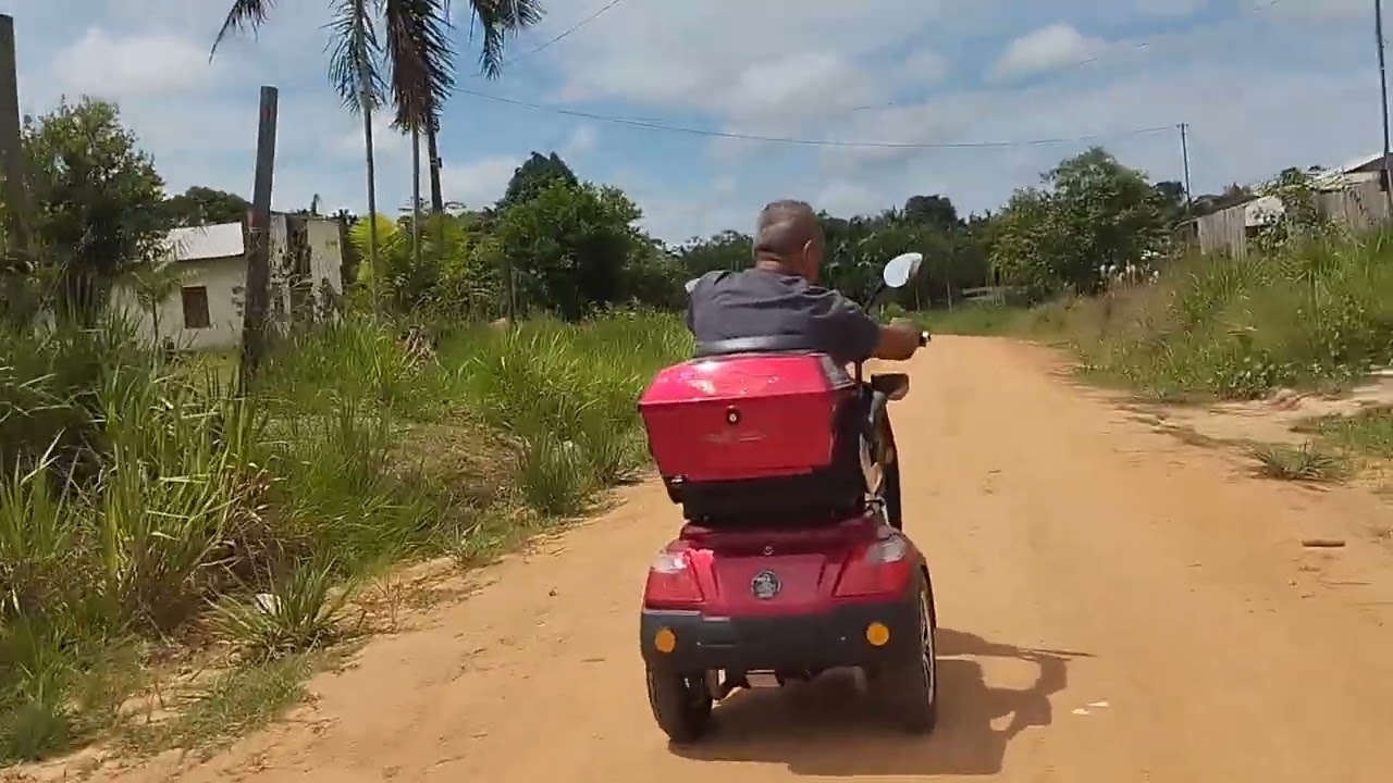 Na estrada de terra batida com triciclo elétrico @ViagemAcessivel
