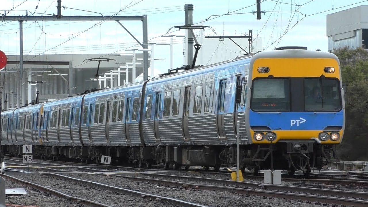 Trains and buses at the new Frankston station - Melbourne Transport