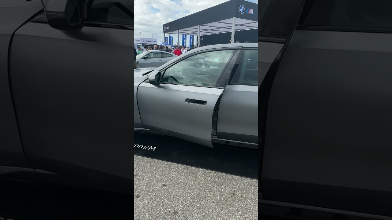 How to open the door in 2023 BMW 7 Series