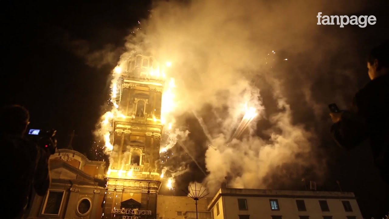 Madonna del Carmine 2014, lo spettacolo pirotecnico incendia il Campanile