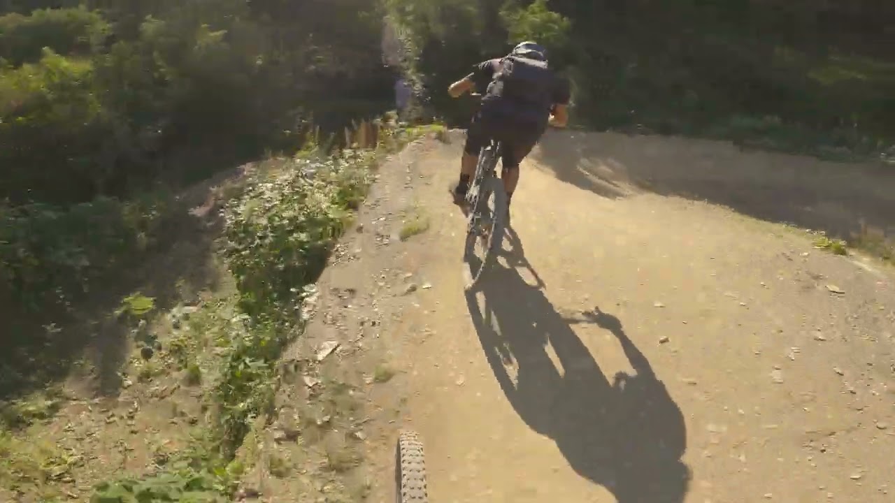 châtel, bleu la serpentine en vttae scott Genius 920 27 kg a tenir  une première  en  bike park