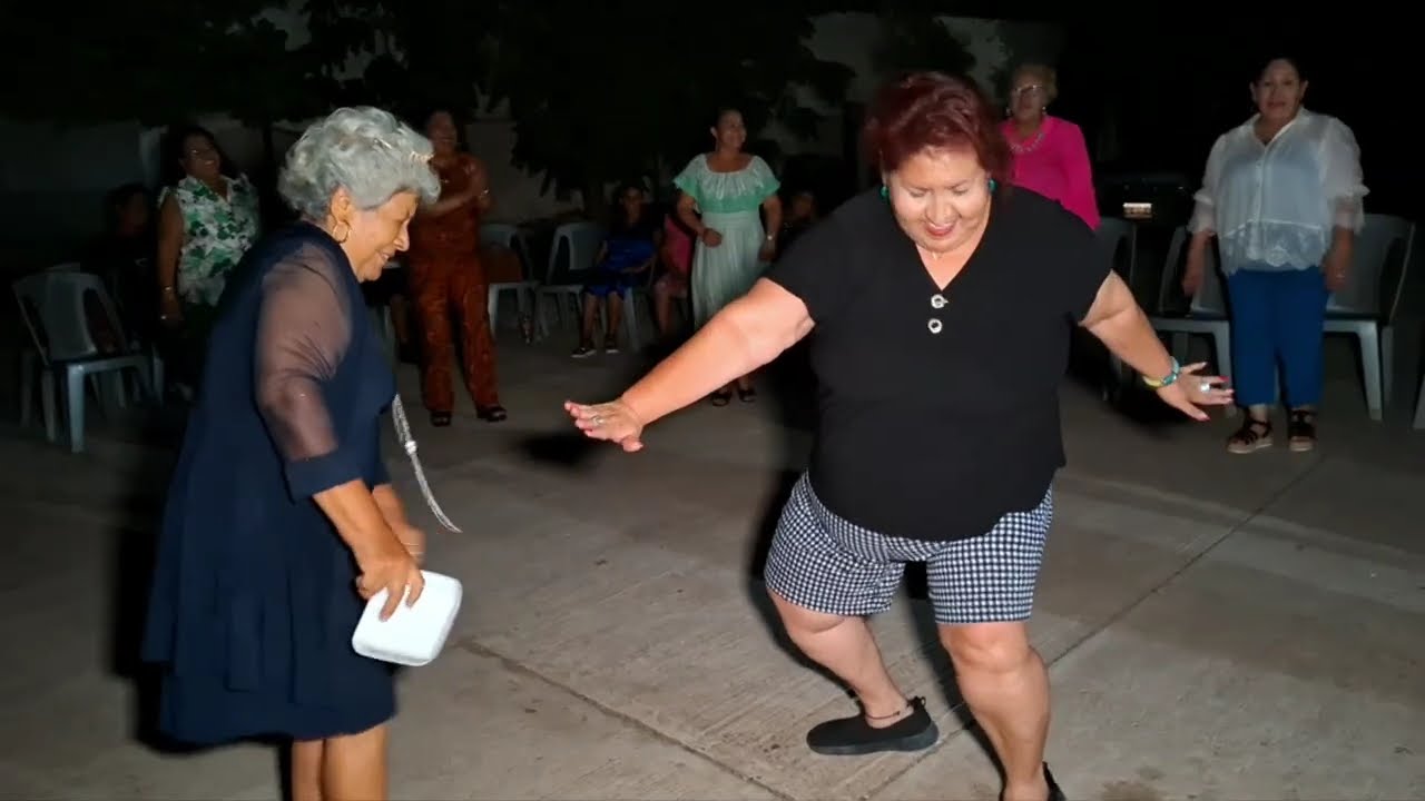 Así nomas c puso el Ambiente acá en la fiesta de cumpleaños de doña Soco, Guerrero región Tierra cal