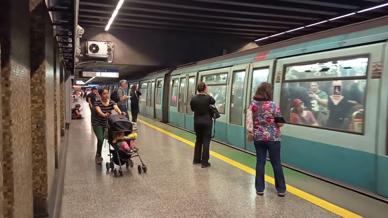 Metro de Santiago | Línea 1 | Tren Alstom NS-93 N2075 en Estación Salvador