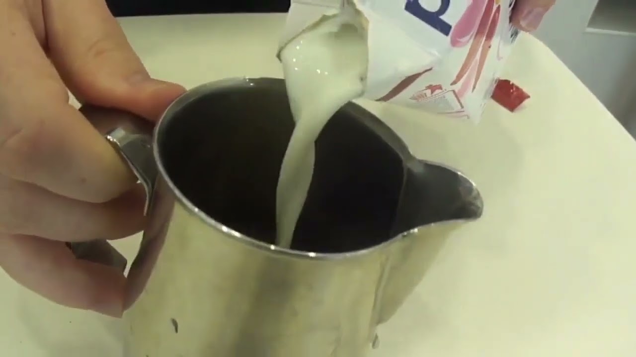 Приготовление горячего шоколада на паровом кране эспрессо кофе  машины.