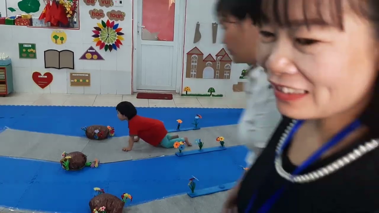 Bò theo đường dích dắc lớp mẫu giáo bé 3-4 tuổi, Giáo viên: Bùi Thị Quý