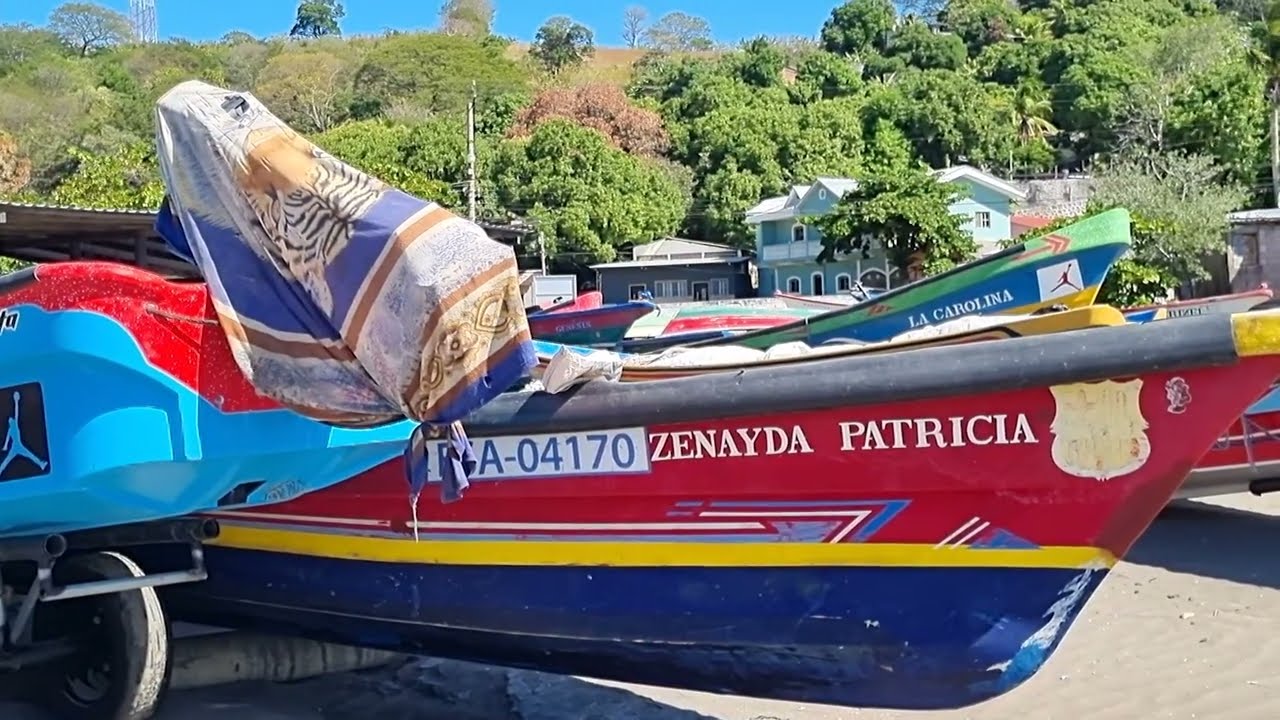 PESCADORES EN PLAYA PLAYITAS
