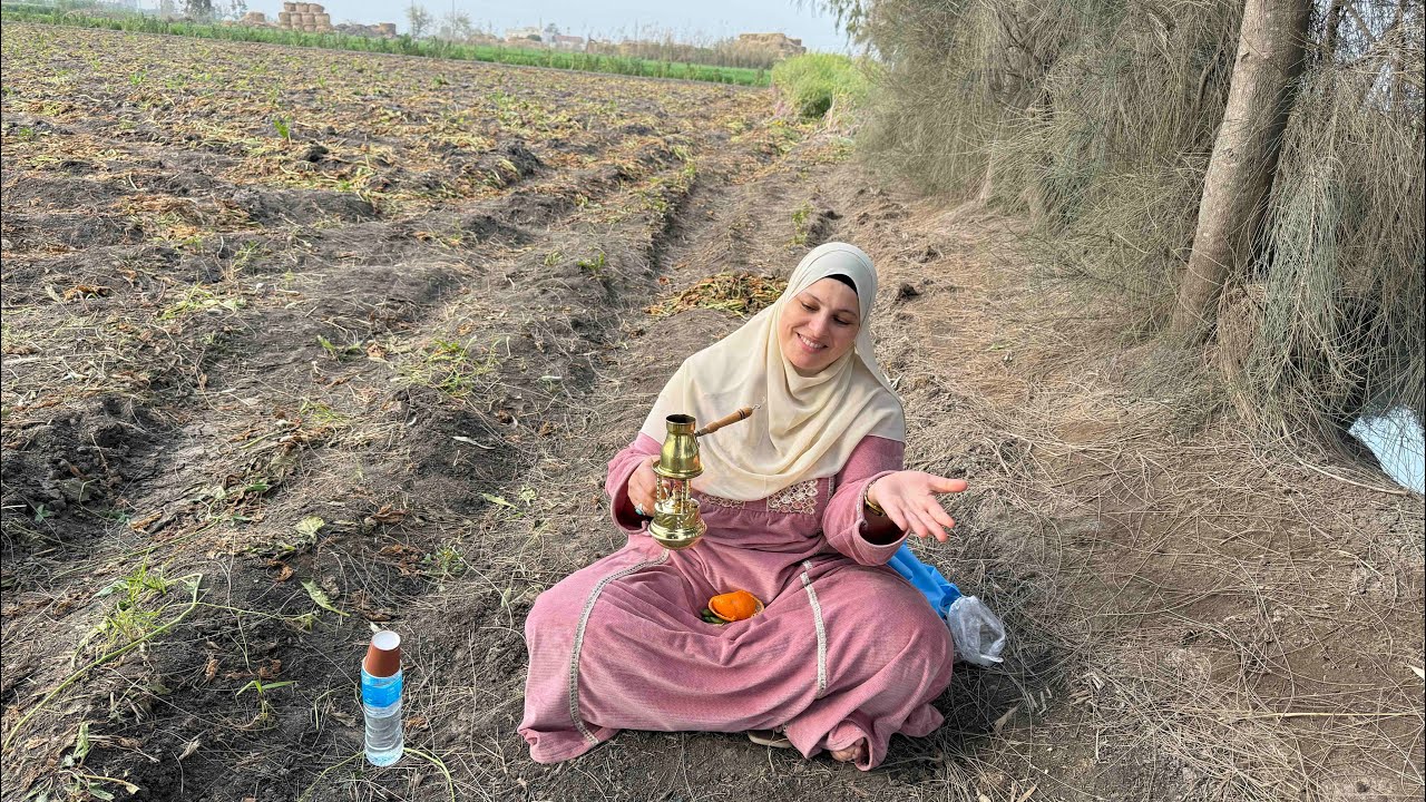 لا يغرنكم كثرة ضحكي وفرحي ووجوه لا تعرفوها مثلي فهناك بكاء يزلزل الأرض من تحتي ولكن كل شيء علي الله 