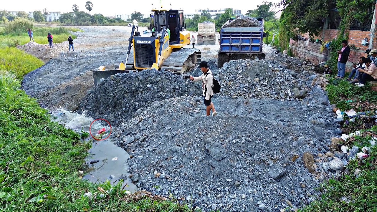 Nicely Landfilling Using Skill Bulldozer SHANTUI DH17c3 pro pushing stone with 25.5t Dump trucks.