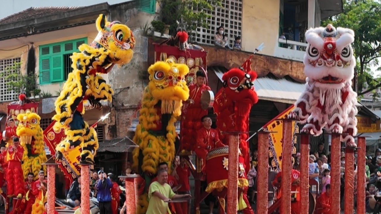 Hàng ngàn người đội nắng  xem LSR Tinh Anh Đường múa lân kẹt cứng cả con đường