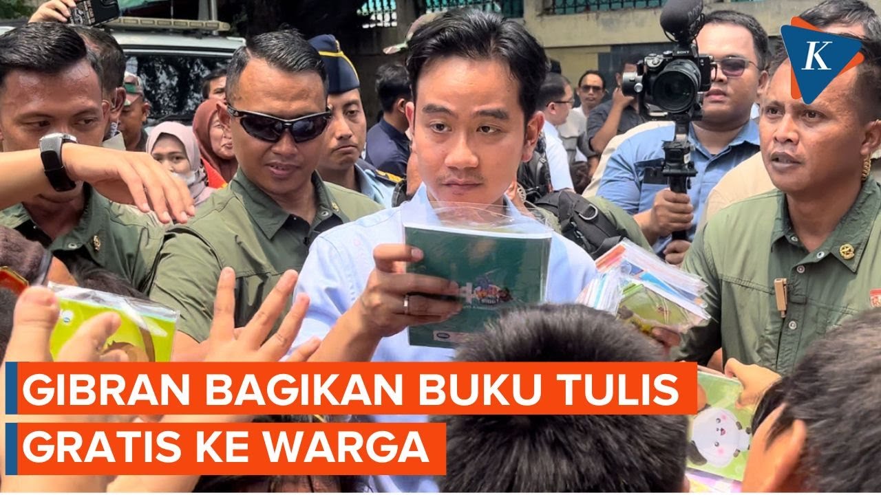 Momen Gibran Dikerubungi Warga Saat Bagikan Buku Tulis Gratis