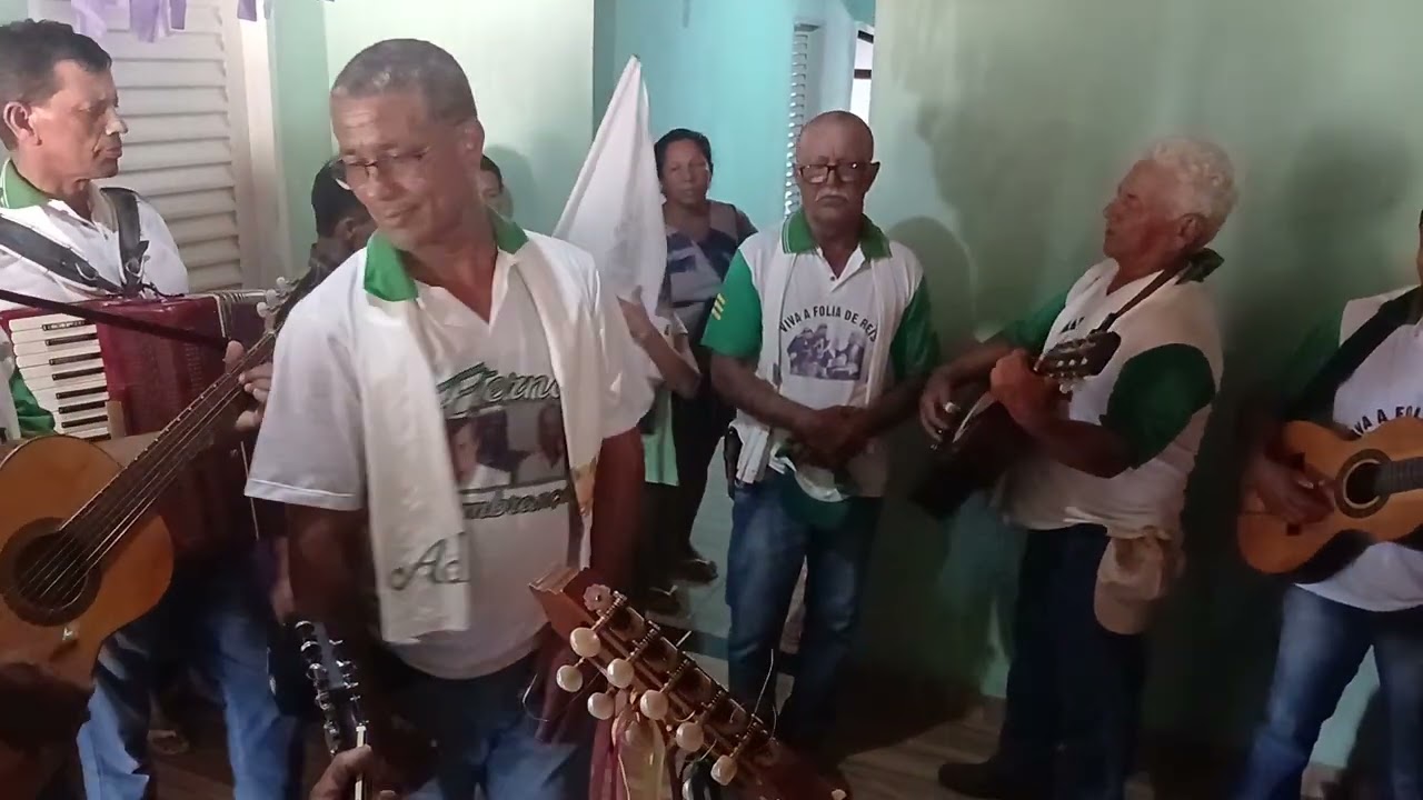 Folia de tiomotio em pau,Dolhio minas Gerais          SaUdando. Os moradores
