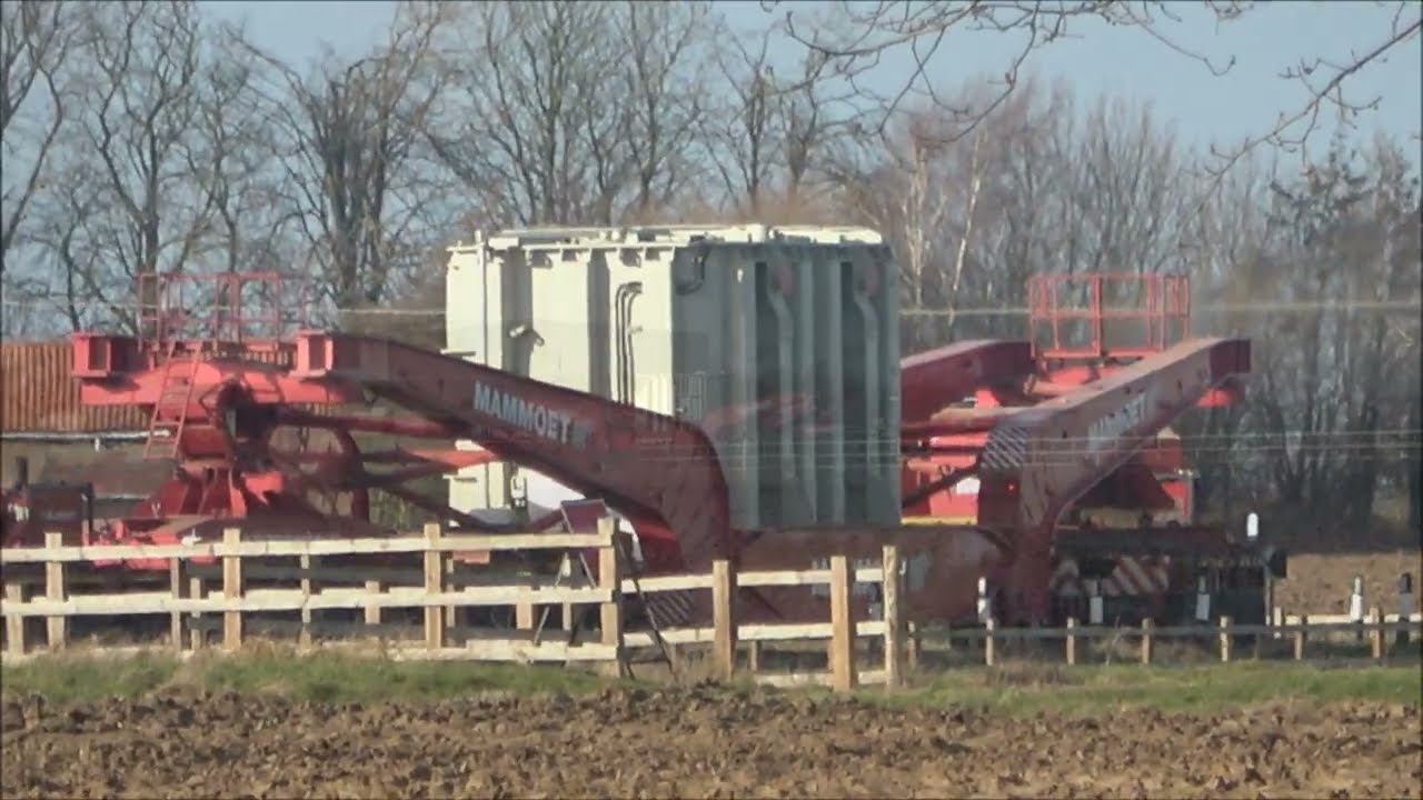 'Abnormal load' crawls through Lincolnshire