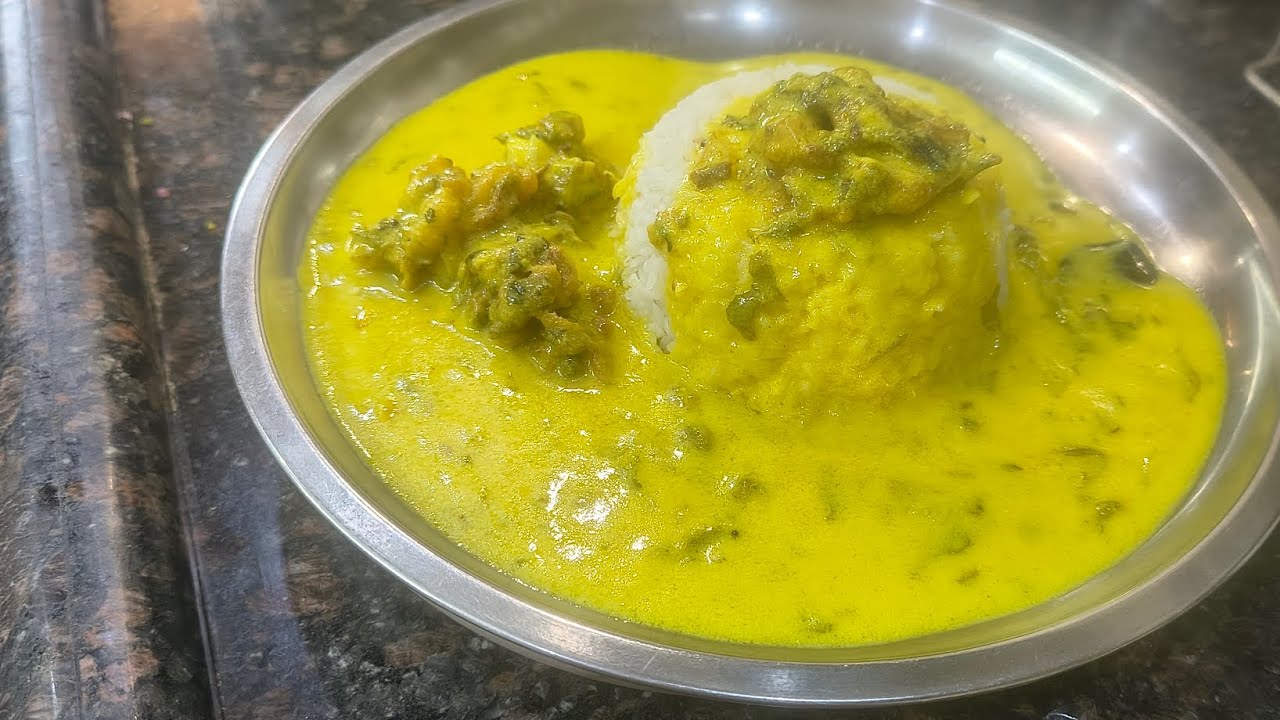 देसी मेथी पकौड़े और कढ़ी।पारंपरिक स्वाद#viralvideo#shortsfeed#food#shortsviral#cooking#dhabastyle