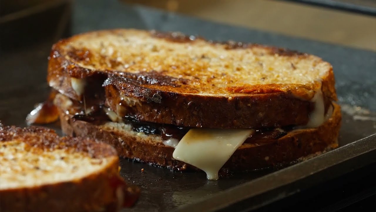 Тост с карамелизованным луком и беконом