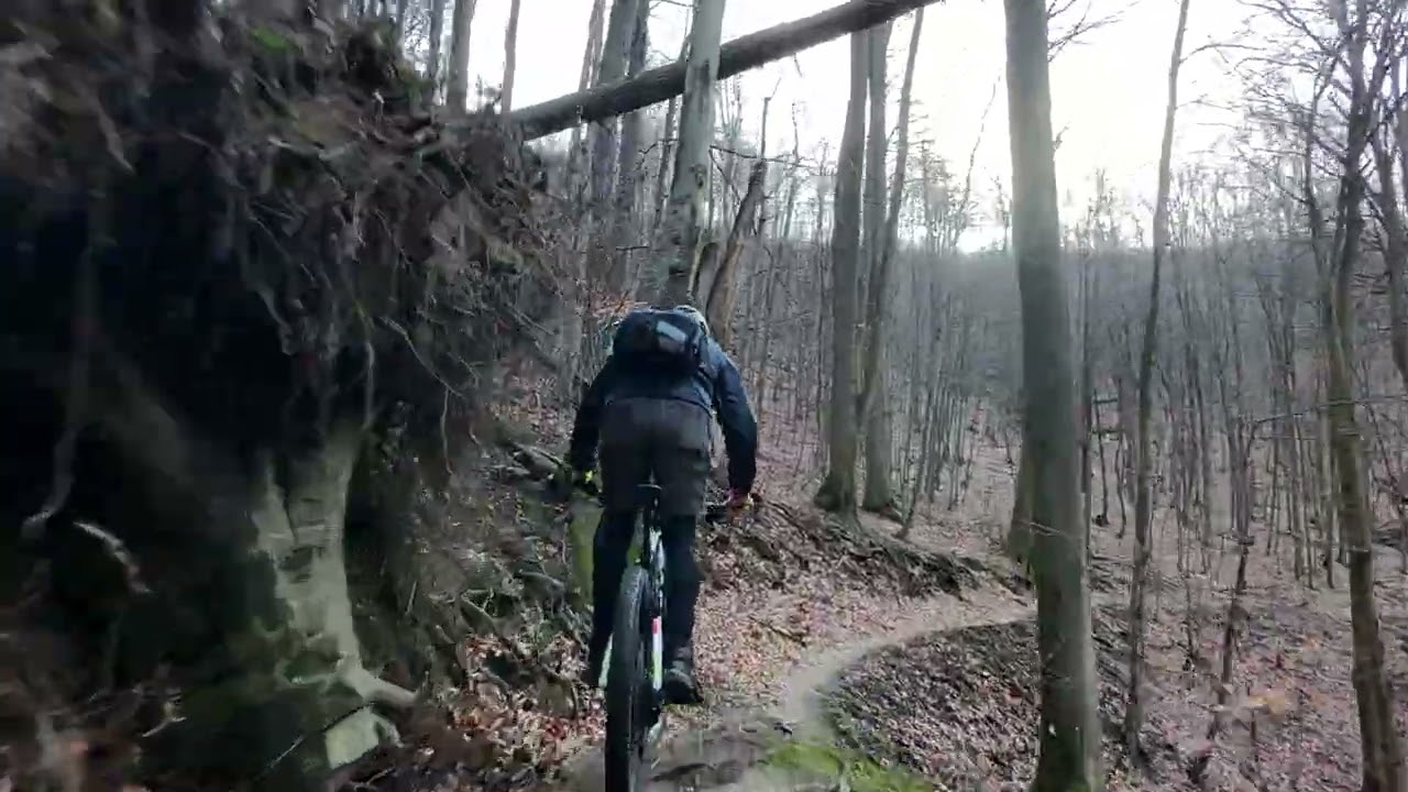 Trail nad asfaltkou od Slivů