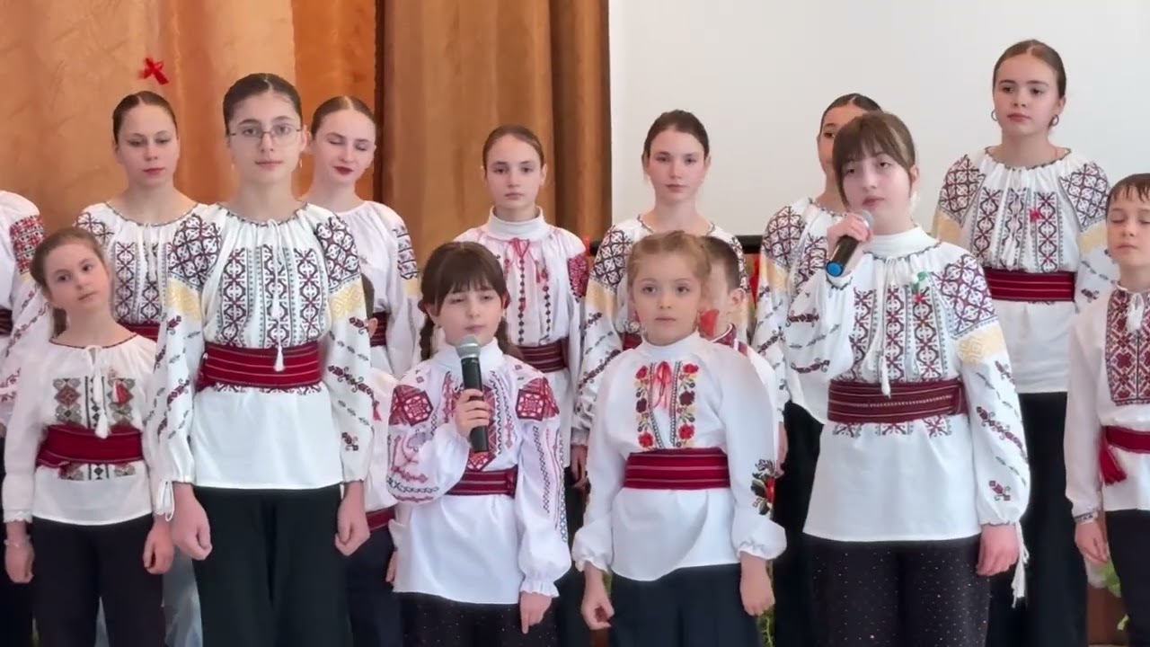 Ea, femeia în culorile primăverii - Ansamblul vocal