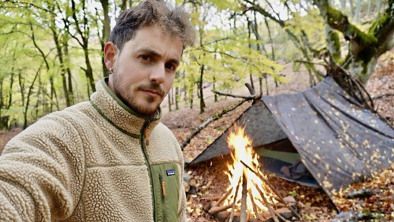ACAMPADA DE SUPERVIVENCIA EN EL BOSQUE | Buscamos comida, potabilizamos agua, mejoramos el refugio 🪵