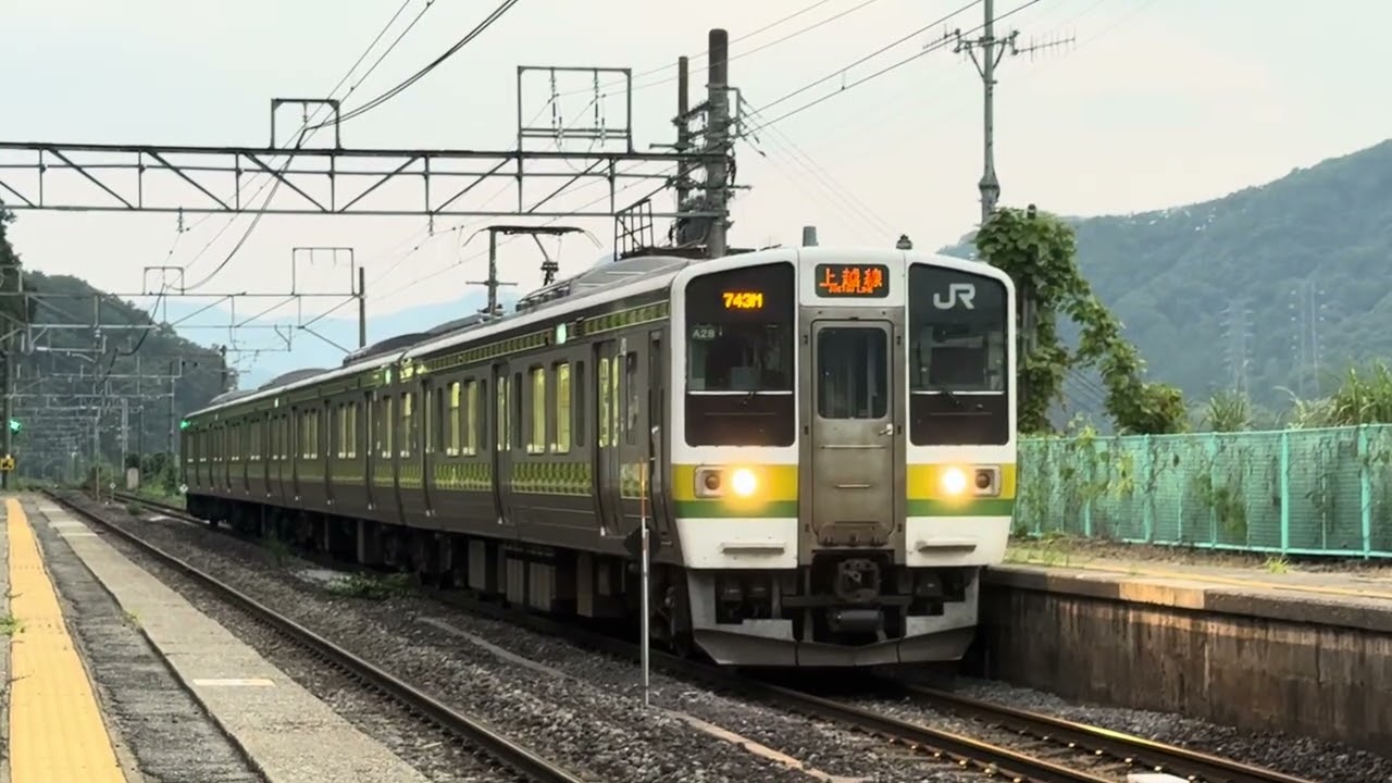 211系3000番台A28編成(矢絣色)が上牧駅を入線、発車するシーン