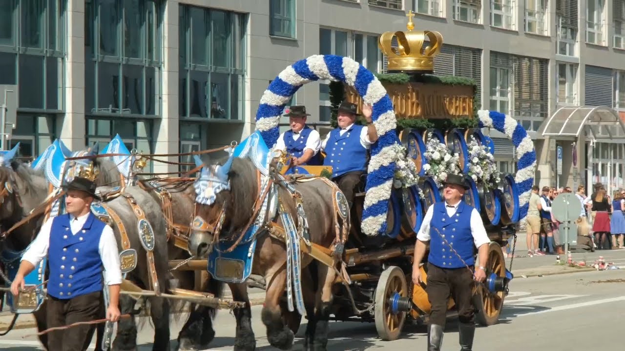 (Brauerei-)Pferdegespanne während des Oktoberfest-Umzuges (Wiesn 2024)