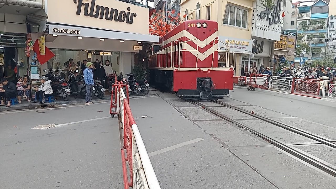 [ 18/01/2026 ] D9E-241 kéo tàu khách du lịch BHL3 ( 13:33 )