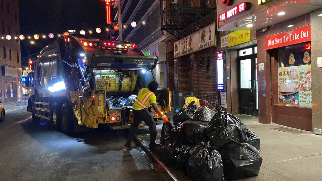30 Minutes of Garbage Trucks in New York City