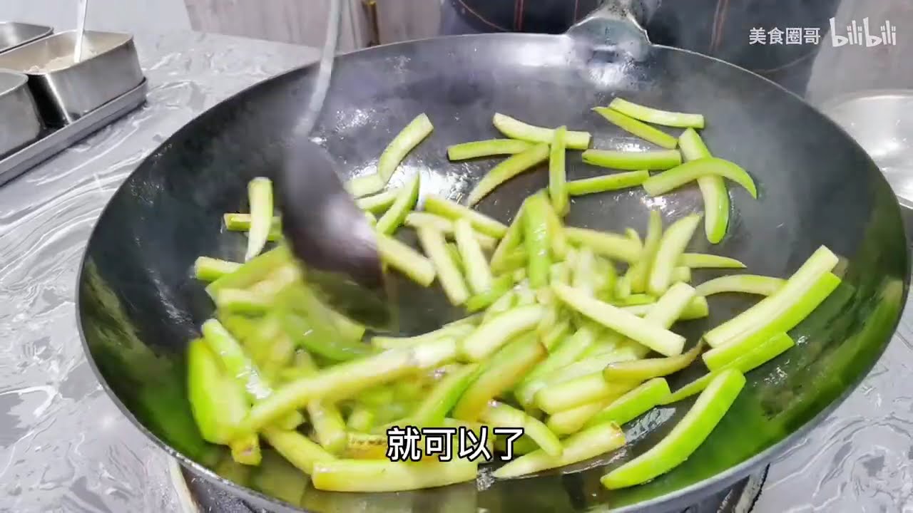 炒角瓜千万别焯水，大厨教你一招关键步骤，脆嫩入味不出汤，真棒