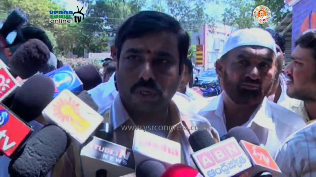 TDP Leaders attacks YSRCP Corporators in Kadapa || YSR District - 14th Feb 2017