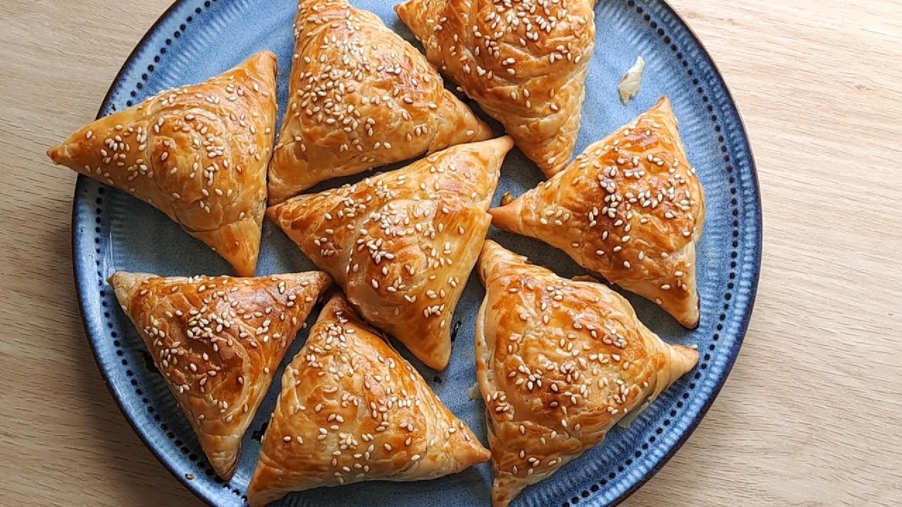 A QUICK WAY to make PUFF PASTRY / Delicious TRIANGLES PUFFS with meat filling.