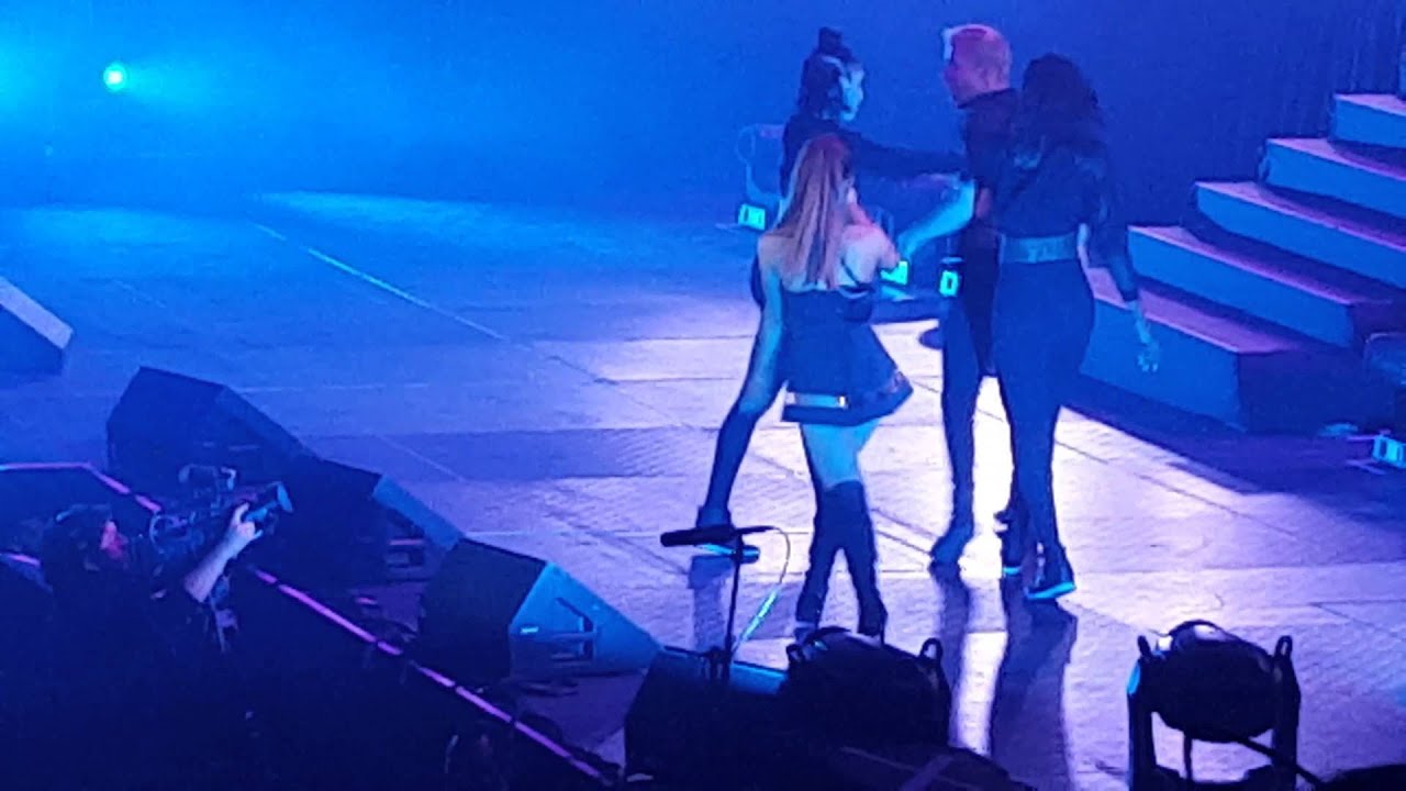 Ariana Grande - Baby I  21/10/2015 @ Movistar Arena