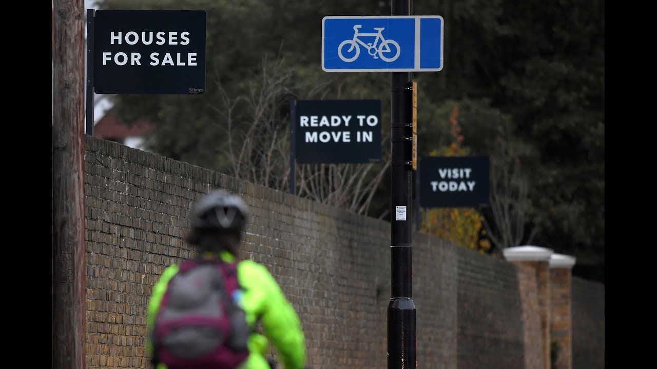 London house prices to fall, 1-in-3 chance of a crash: Poll