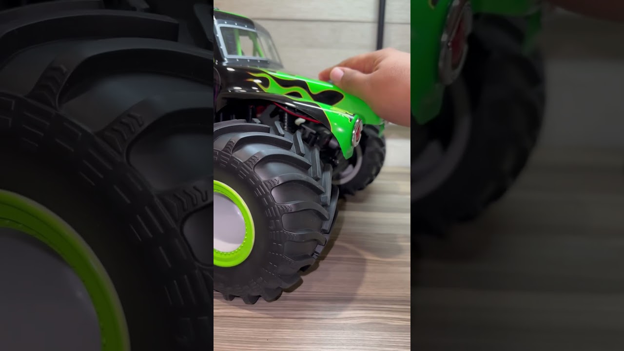 LOSI LMT GRAVE DIGGER 1/8 the Best RC Monster truck? #losi #gravedigger #radiocontrol #monstertruck