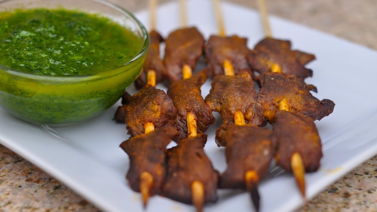 Anticuchos de corazon con salsa de perejil / Peruvian grilled beef heart with parsley sauce