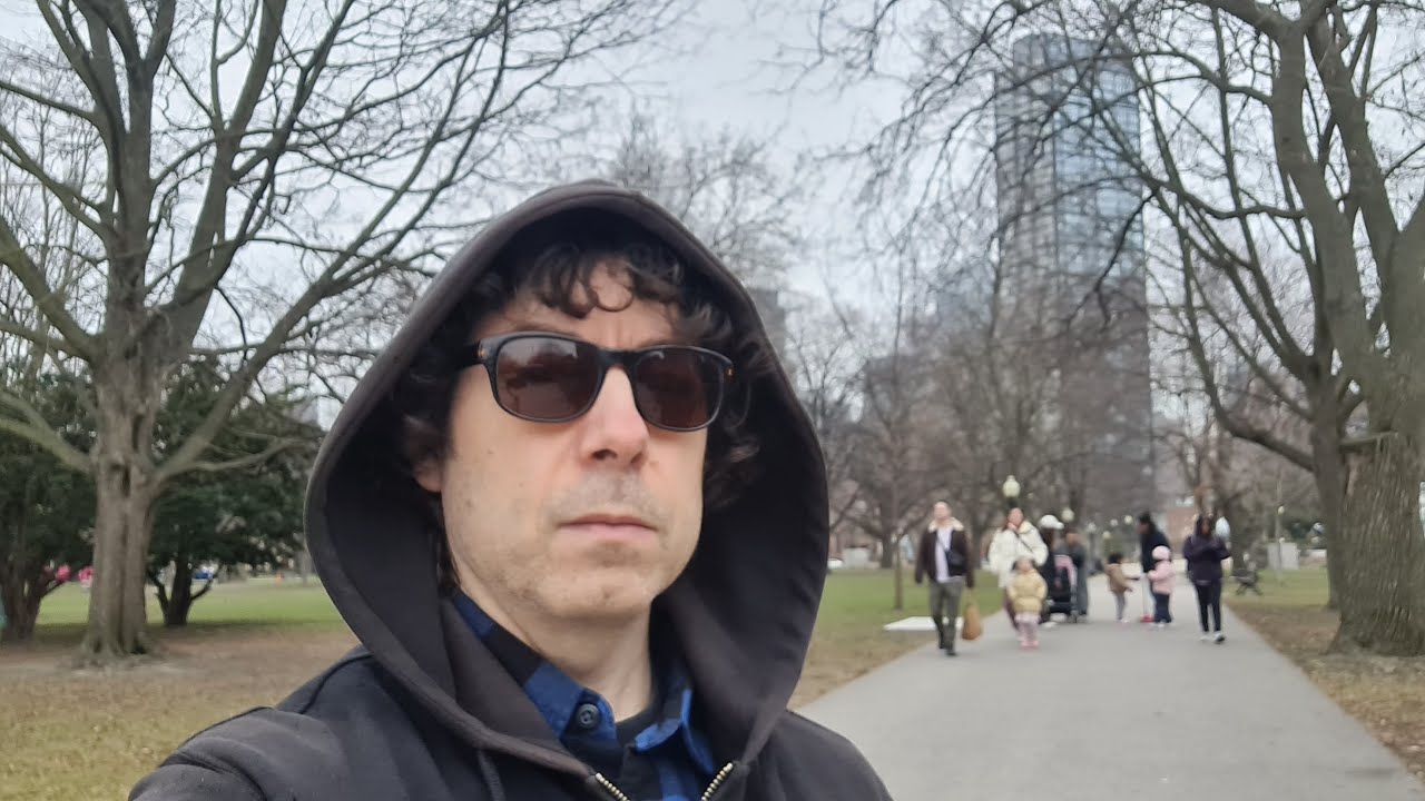 Toronto LIVE: Exploring The City On The Evening Of Easter Monday