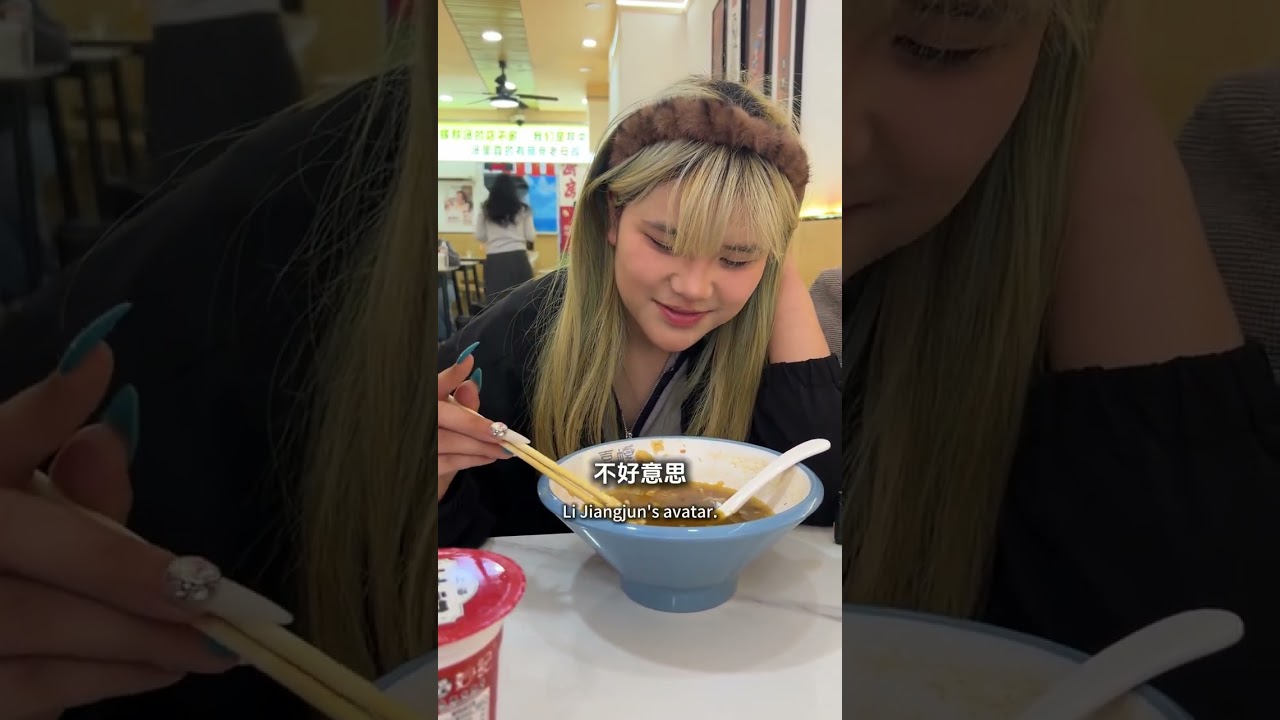 给两个精神小妹1000块带80多岁老奶奶