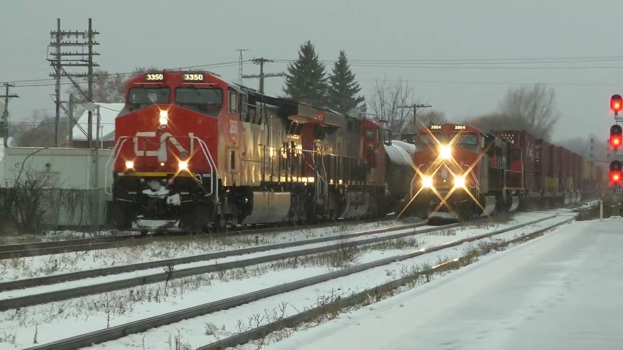 CN Train 368 Lifting Meets CN Train 106 Eastbound November 12, 2025