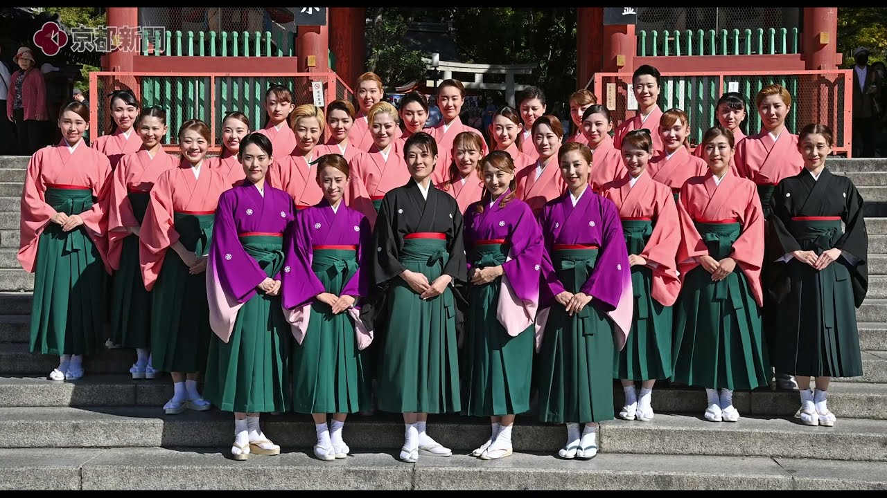 OSK日本歌劇団の団員が八坂神社を参拝（2023年10月10日、京都市東山区）