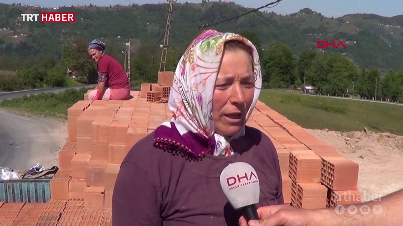 Trabzon'da, 4 kadın, kamyonlardan tuğla boşaltarak ge&ccedil;imlerini sağlıyor