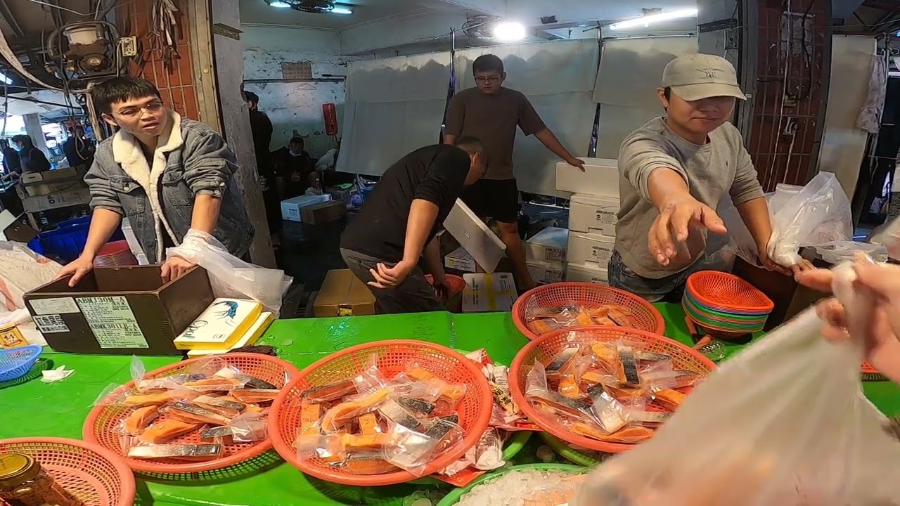 準備掃攤的重頭戲 士官長突然水龍頭關不著 新營市場成功街29號 士官長海鮮叫賣 海鮮拍賣 叫賣哥 seafood auction