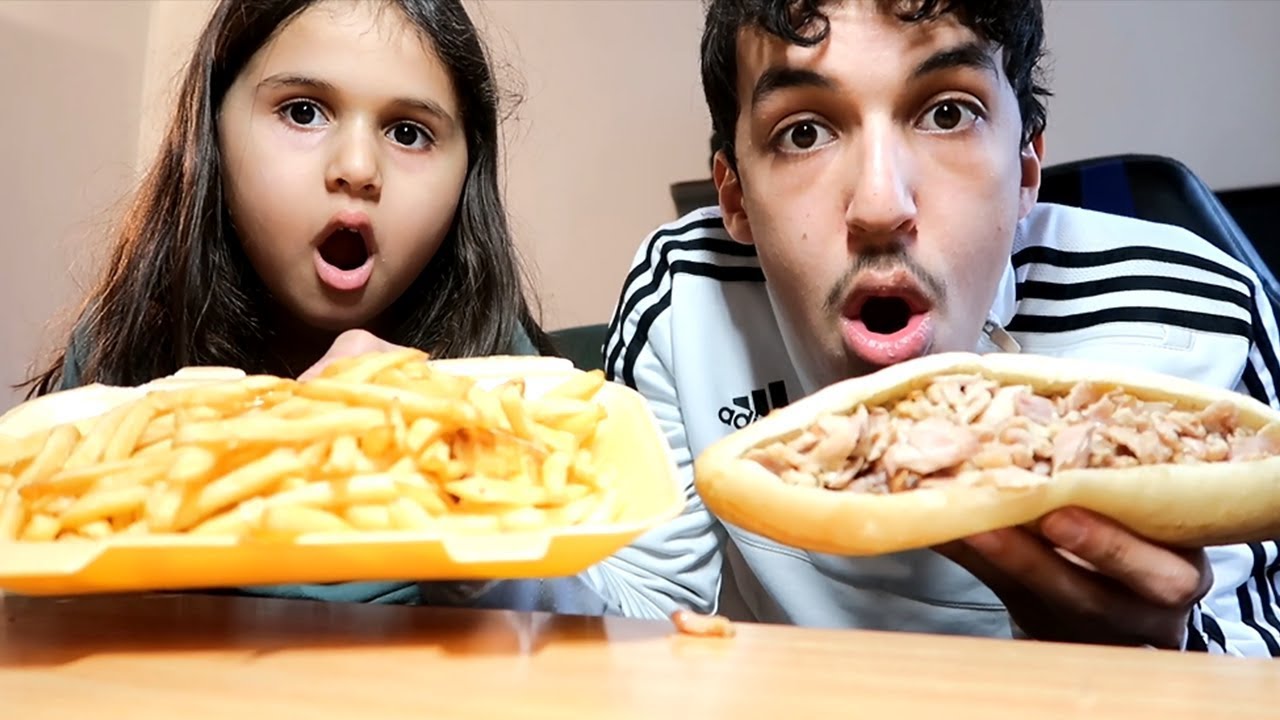 ELLE MANGE SON PREMIER KEBAB A 5 ANS !