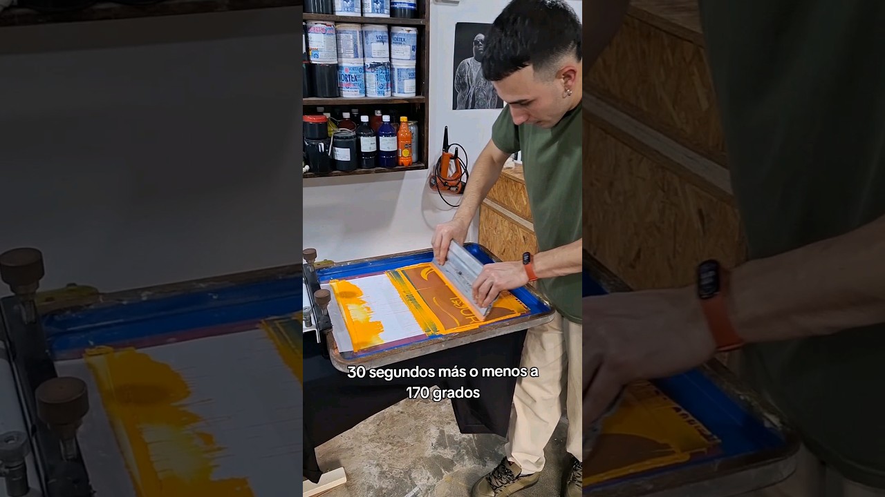 Estampa a dos colores con tinta plastisol #serigraf&iacute;a #screenprinting #serigrafiatextil #silkscreen