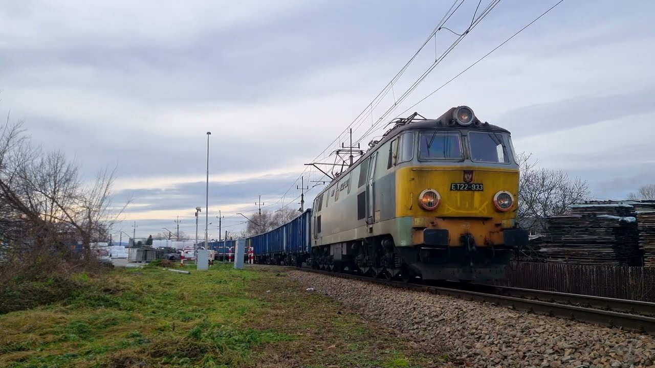 ET22-933 z węglarkami na LK619