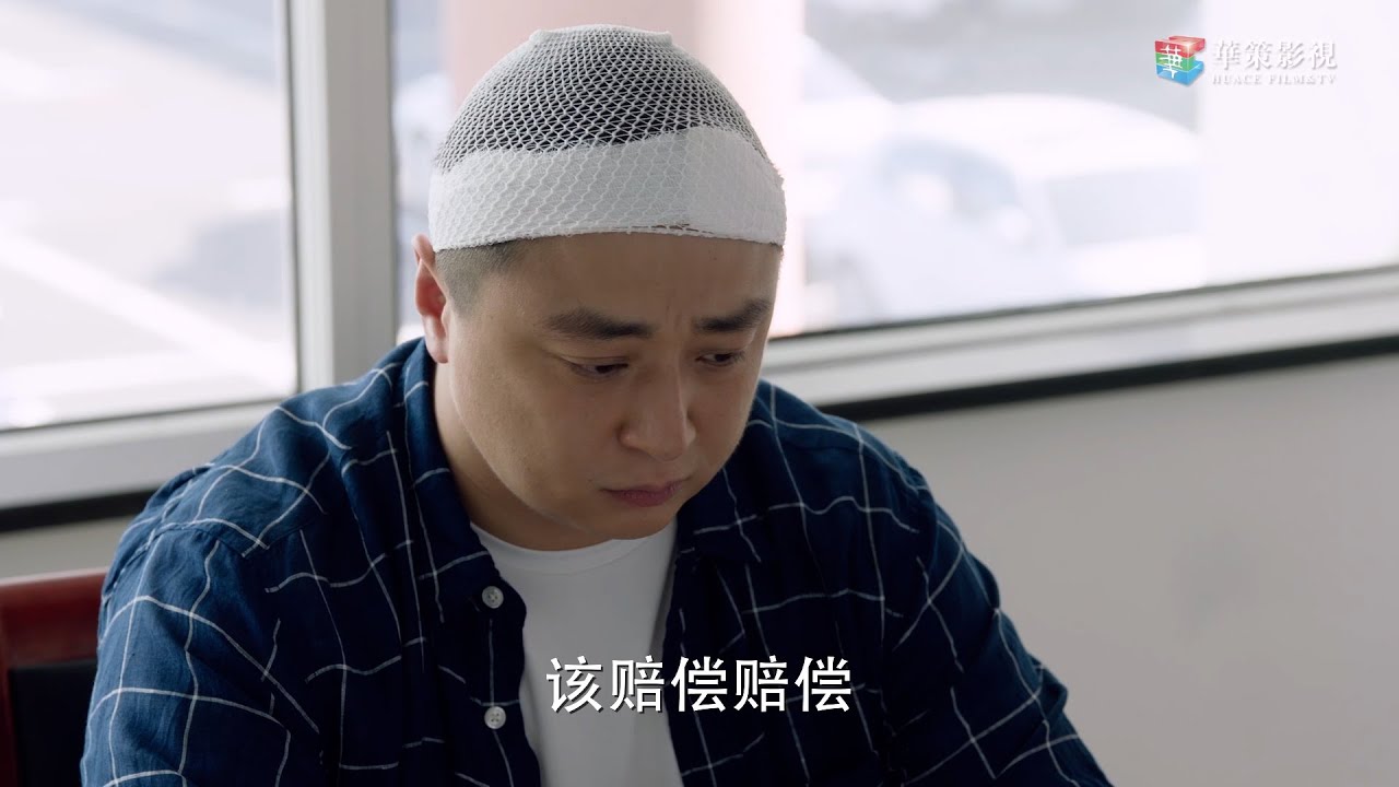 渣男耍無賴不願和女總裁離婚，小夥直接砸他腦袋一板磚，嚇得渣男乖乖簽協議！