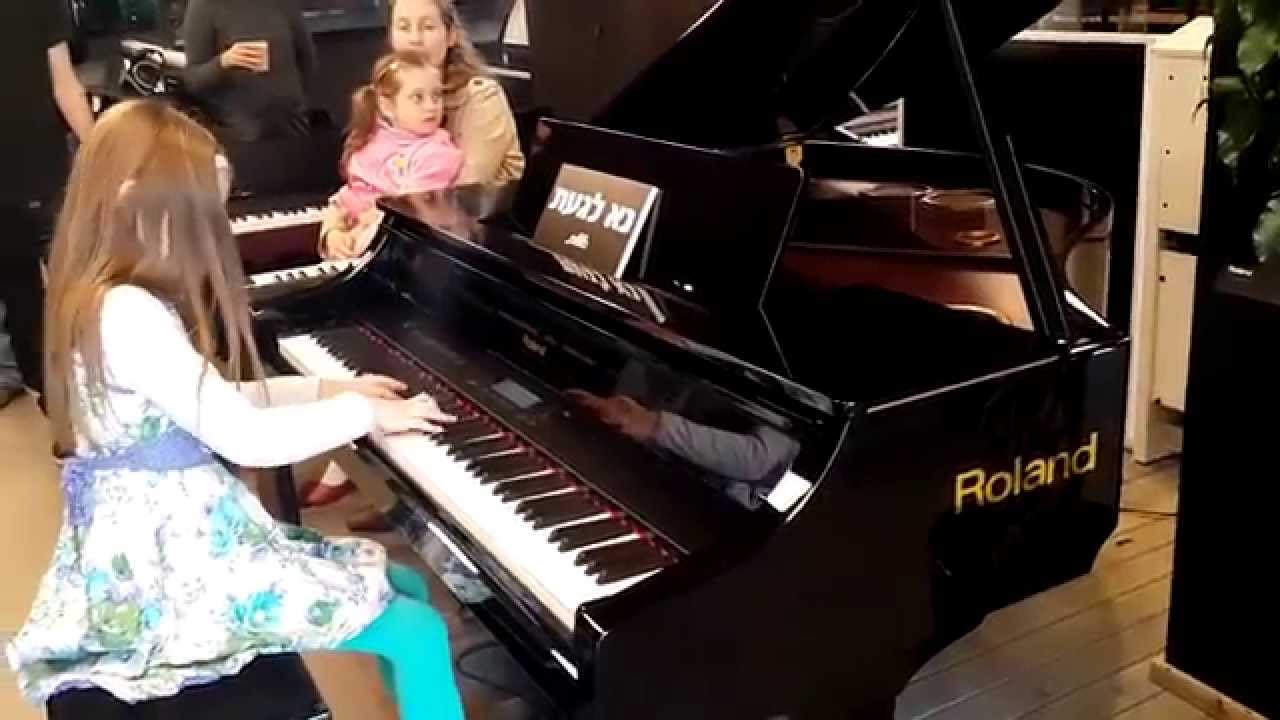 עלמה דויטשר בת ה-9 מנגנת על של ה-V-Piano Grand של Roland