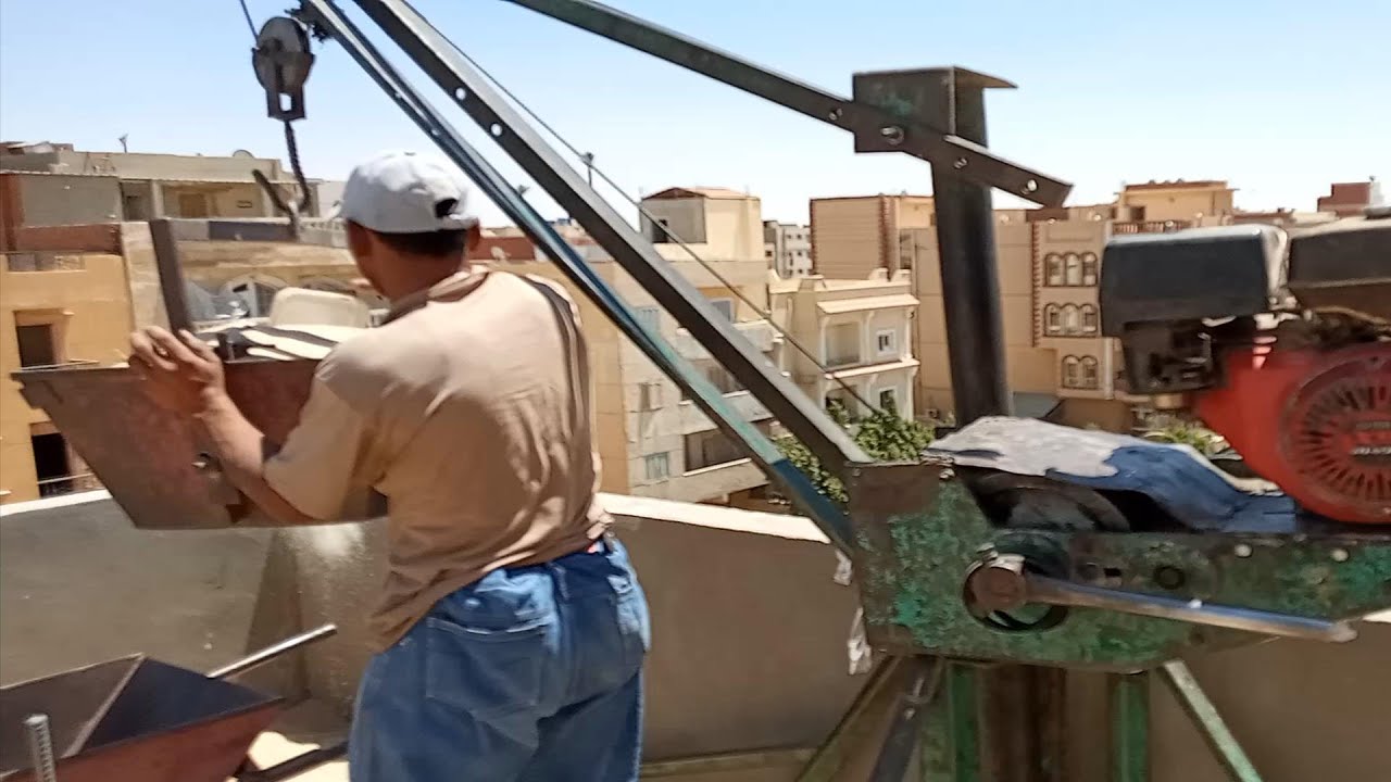 اسرع عمال ونش في رفع مواد البناء واطنان الرمل للطوابق العليا - تحدي اللعب بالاسمنت والرمل !!