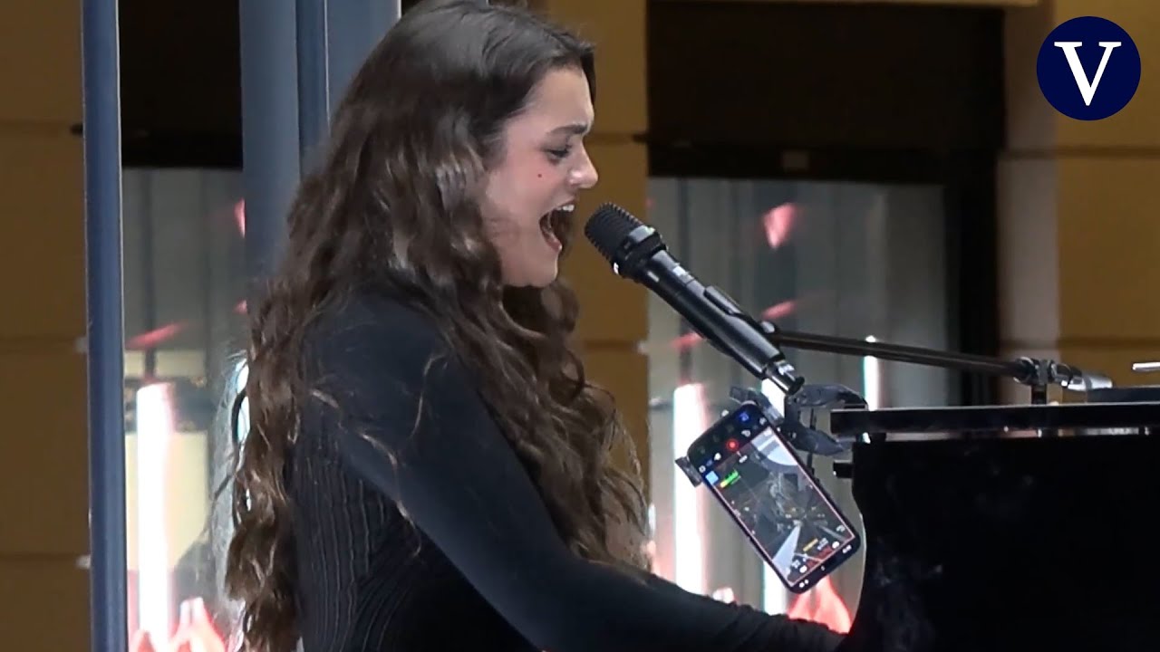 Amaia emociona y llena de música la Puerta del Sol