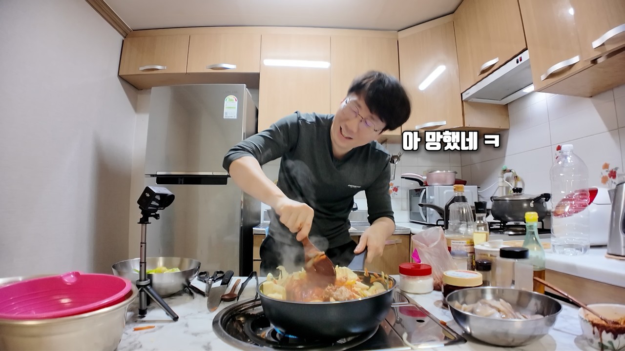 노총각이 처음 오징어볶음 만들면 생기는 일. 이렇게 먹고 사는 거죠